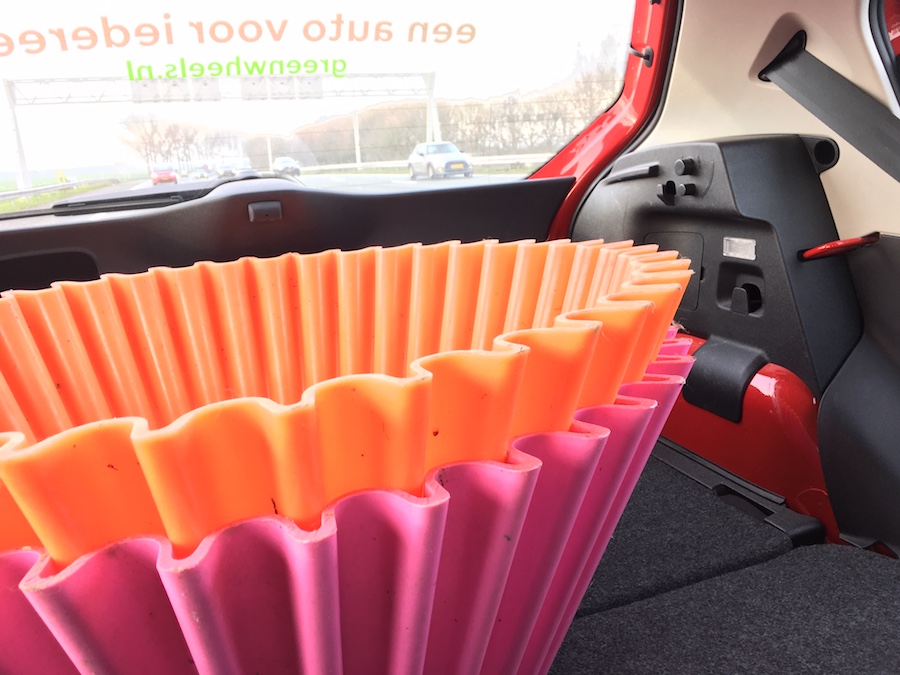 grote plastic muffinvormen in een auto