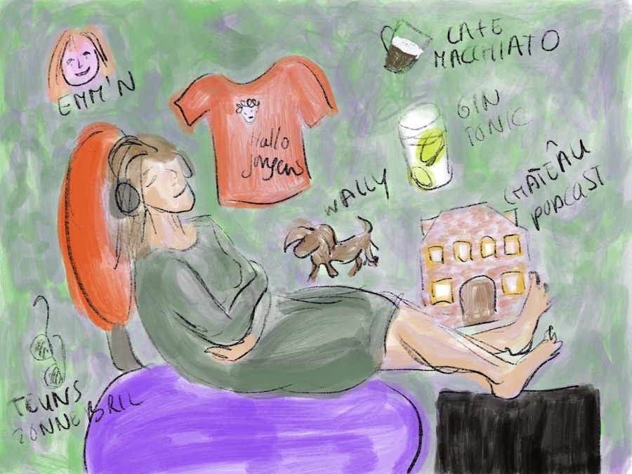 Vrouw ligt in stoel te dommelen terwijl een gin tonic, cafe macchiate en tekkel Wally om haar heen zweven.
